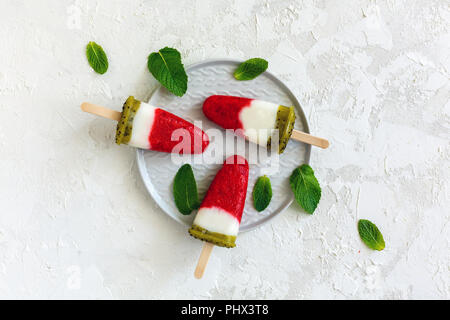 Yaourt glace avec des fraises et des kiwis. Banque D'Images