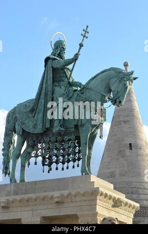 La statue équestre de saint Etienne (premier roi de Hongrie) en face de l'église Matthias. Alajos Stróbl faites par après design par Frigyes Schuleck, 1906 Banque D'Images