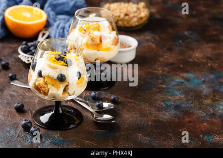 Dessert bagatelle en couches en bonne santé Banque D'Images