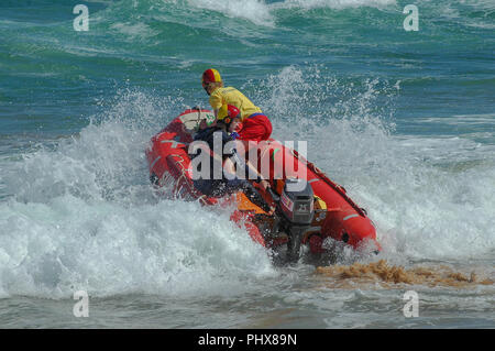 LONG RÉCIF, NSW, Australie - le 26 décembre 2006 : Surf sauveteurs de Long Reef Surf Life Saving Club dans un canot de sauvetage gonflable Banque D'Images