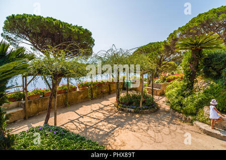 RAVELLO (SA), ITALIE - 29 août 2018 : les touristes visitant des jardins luxuriants de la Villa Rufolo Banque D'Images
