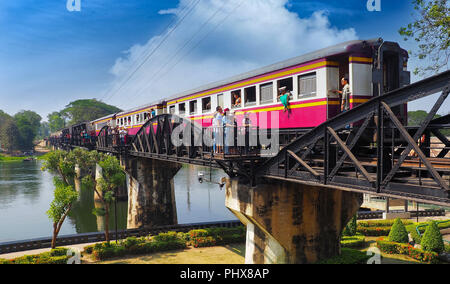 KANCHANABURI, THAÏLANDE - 10 février, 2018 : Train sur le pont de la rivière Kwai. Le pont est un important monument historique de la DEUXIÈME GUERRE MONDIALE et le mémorial. Banque D'Images