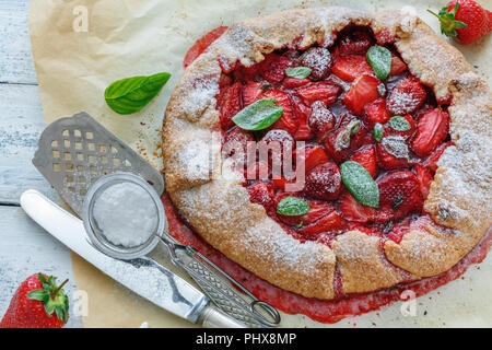 Gâteau fait maison avec des fraises et du basilic. Banque D'Images