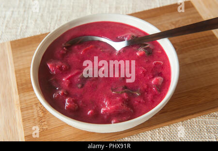 Plat de betteraves à la crème et légumes soupe sur un plateau en bois Banque D'Images