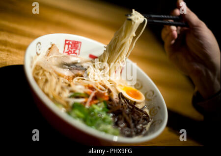 Nouilles à soupe photo montre à Hakata Ramen préparé Ippudo du magasin principal dans le Daimyo district de Fukuoka, la Préfecture de Fukuoka au Japon, le 08 mars 201 Banque D'Images