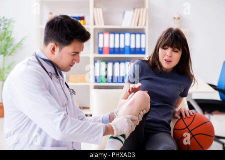 Joueur de basket-ball féminin médecin de passage après une blessure Banque D'Images