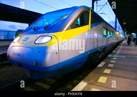 PRAGUE, RÉPUBLIQUE TCHÈQUE - Jan 17, 2008 : les chemins de fer tchèques - train express Super City Pendolino 680 SC sur train gare Holesovice, Prague Banque D'Images