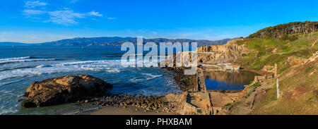 Côte du Pacifique avec des bains Sutro ruines de San Francisco, Californie Banque D'Images