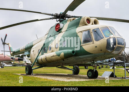 Mil Mi-8, un hélicoptère de transport militaire à l'Flugausstellung Junior Peter aviation museum à Zweibrücken, Allemagne. Banque D'Images