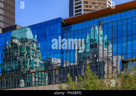 Les vieux bâtiments reflétant dans le verre des gratte-ciel modernes sur Robson Square, au centre-ville de Vancouver, Canada Banque D'Images