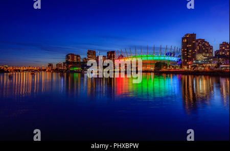 Sur la ville de Vancouver sur False Creek et le stade BC Place illuminée la nuit en Colombie-Britannique, Canada Banque D'Images