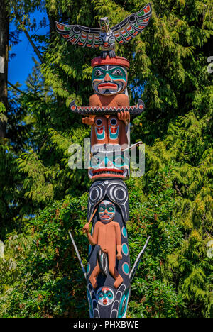 Les Premières Nations American Indian totems dans la région de Brockton Point dans le parc Stanley à Vancouver, Canada Banque D'Images