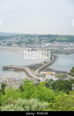 Marazion, Angleterre - Mai 2018 : Vue aérienne d'une chaussée menant à la St Michaels Mount, Marazion, Cornwall Banque D'Images