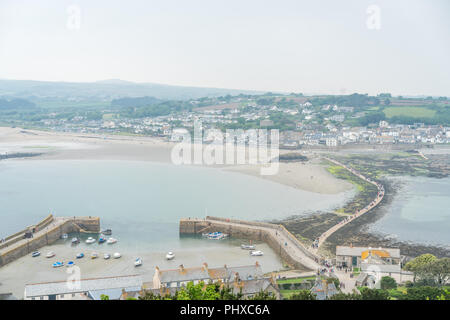 Marazion, Angleterre - Mai 2018 : Vue aérienne d'une chaussée menant à la St Michaels Mount, Marazion, Cornwall Banque D'Images