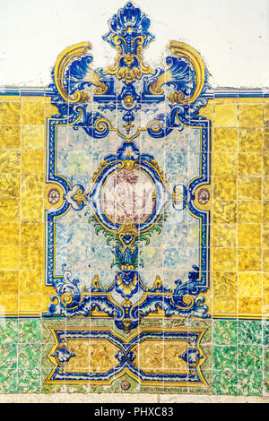Fragment de l'ancien bâtiment historique et azulejos (carreaux de céramique-étain peint carrelage) situé dans la région de l'Alcantara, Lisbonne, Portugal. Banque D'Images