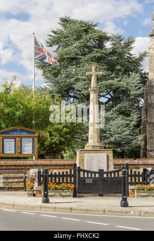 WW1 War Memorial à l'extérieur de St Andrews's churchyard, Kimbolton, UK ; classe II en raison de son intérêt historique. Banque D'Images