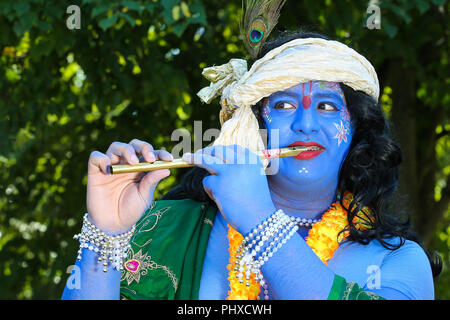 Temple de Watford. UK 2 Sept 2018 - Léo Burton habillé comme Le Seigneur Krishna Janmashtami à la célébration au Temple de Watford. Janmashtami est une célébration de la naissance du Seigneur Krishna, avec des dizaines de milliers de personnes présentes pendant deux jours à Watford Temple, et est le plus important de ces cas à l'extérieur de l'Inde. Bhaktivedanta Manor communément connu sous le nom de Watford Temple a été donné à la mouvement Hare Krishna au début des années 1970 par l'ancien Beatle George Harrison. Credit : Dinendra Haria/Alamy Live News Banque D'Images