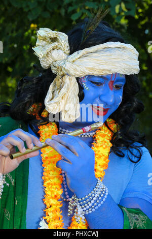 Temple de Watford. UK 2 Sept 2018 - Léo Burton habillé comme Le Seigneur Krishna Janmashtami à la célébration au Temple de Watford. Janmashtami est une célébration de la naissance du Seigneur Krishna, avec des dizaines de milliers de personnes présentes pendant deux jours à Watford Temple, et est le plus important de ces cas à l'extérieur de l'Inde. Bhaktivedanta Manor communément connu sous le nom de Watford Temple a été donné à la mouvement Hare Krishna au début des années 1970 par l'ancien Beatle George Harrison. Credit : Dinendra Haria/Alamy Live News Banque D'Images