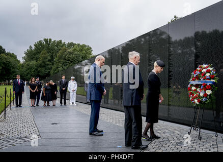 1 septembre 2018 - Washington, District of Columbia, États-Unis - des membres de la famille de Sénateur John McCain, R-Arizona), regardez comme sa femme, Cindy McCain, droite, accompagné par le Président Donald Trump, Chef de cabinet de John Kelly, troisième à partir de la droite, et le secrétaire à la défense, Jim Mattis, deuxième à partir de la droite, dépose une couronne de fleurs au Vietnam Veterans Memorial à Washington, samedi, 1 septembre, 2018, au cours d'une procession funéraire à transporter le cercueil de son mari de la capitale américaine de la Cathédrale Nationale pour un service commémoratif. McCain a servi comme pilote de la marine pendant la guerre du Vietnam et a été prisonnier de guerre pendant plus de cinq Banque D'Images