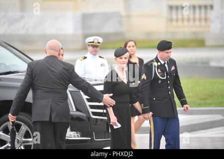 Washington, États-Unis d'Amérique. 06Th Nov, 2018. Le cercueil du sénateur John McCain, R-Arizona), s'effectue sur les marches du Capitole à Washington, DC le Samedi, 01 septembre 2018, à Washington, DC Crédit : Marvin Joseph/Piscine via CNP | Conditions de crédit dans le monde entier : dpa/Alamy Live News Banque D'Images