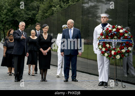 1 septembre 2018 - Washington, District of Columbia, États-Unis - Cindy McCain, épouse du sénateur John McCain,, R-Arizona), quatrième à partir de la droite, accompagné par le Président Donald Trump, Chef de cabinet de John Kelly, deuxième à droite, le secrétaire à la défense, Jim Mattis, deuxième à gauche, et les membres de la famille, arrive à la Vietnam Veterans Memorial à Washington, samedi, 1 septembre, 2018, au cours d'une procession funéraire à transporter le cercueil de son mari de la capitale américaine de la Cathédrale Nationale pour un service commémoratif. McCain a servi comme pilote de la marine pendant la guerre du Vietnam et a été prisonnier de guerre pendant plus de cinq ans. Banque D'Images