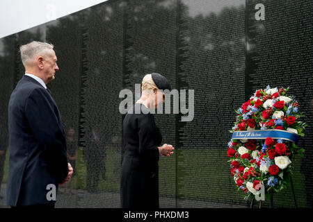 Cindy McCain, épouse du sénateur John McCain,, R-Arizona), accompagné par le Secrétaire à la défense, Jim Mattis, gauche, dépose une couronne de fleurs au Vietnam Veterans Memorial à Washington, samedi, 1 septembre, 2018, au cours d'une procession funéraire à transporter le cercueil de son mari de la capitale américaine de la Cathédrale Nationale pour un service commémoratif. McCain a servi comme pilote de la marine pendant la guerre du Vietnam et a été prisonnier de guerre pendant plus de cinq ans. Crédit : Andrew Harnik/piscine par CNP | conditions dans le monde entier Banque D'Images