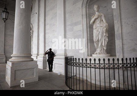 WASHINGTON, DC - 01 SEPTEMBRE : membre de la U.S. Capitol police salue comme le cercueil de feu-Sen. John McCain (R-AZ) est réalisée à partir de la capitale américaine le 1 septembre 2018 à Washington, DC. Feu le sénateur est mort le 25 août à l'âge de 81 ans après une longue bataille contre le cancer du cerveau. Le sénateur McCain sera enterré à sa dernière demeure à l'académie navale des États-Unis le dimanche. Credit : Win McNamee/piscine par CNP | conditions dans le monde entier Banque D'Images