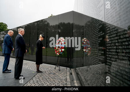 Cindy McCain, épouse du sénateur John McCain,, R-Arizona), accompagné par le Président Donald Trump, Chef de cabinet de John Kelly, à gauche, et le secrétaire à la défense, Jim Mattis, deuxième à gauche, dépose une couronne de fleurs au Vietnam Veterans Memorial à Washington, samedi, 1 septembre, 2018, au cours d'une procession funéraire à transporter le cercueil de son mari de la capitale américaine de la Cathédrale Nationale pour un service commémoratif. McCain a servi comme pilote de la marine pendant la guerre du Vietnam et a été prisonnier de guerre pendant plus de cinq ans. Crédit : Andrew Harnik/piscine par CNP | conditions dans le monde entier Banque D'Images