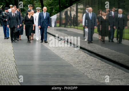 Cindy McCain, épouse du sénateur John McCain,, R-Arizona), accompagné par le Président Donald Trump, Chef de cabinet de John Kelly, à droite, le secrétaire à la défense, Jim Mattis, et les membres de la famille, arrive à la Vietnam Veterans Memorial à Washington, samedi, 1 septembre, 2018, au cours d'une procession funéraire à transporter le cercueil de son mari de la capitale américaine de la Cathédrale Nationale pour un service commémoratif. McCain a servi comme pilote de la marine pendant la guerre du Vietnam et a été prisonnier de guerre pendant plus de cinq ans. Crédit : Andrew Harnik/piscine par CNP | conditions dans le monde entier Banque D'Images