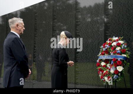 Washington, District de Columbia, Etats-Unis. Du 1er septembre 2018. Cindy McCain, épouse du sénateur John McCain,, R-Arizona), accompagné par le Secrétaire à la défense, Jim Mattis, gauche, dépose une couronne de fleurs au Vietnam Veterans Memorial à Washington, samedi, 1 septembre, 2018, au cours d'une procession funéraire à transporter le cercueil de son mari de la capitale américaine de la Cathédrale Nationale pour un service commémoratif. McCain a servi comme pilote de la marine pendant la guerre du Vietnam et a été prisonnier de guerre pendant plus de cinq ans. Crédit : Andrew Harnik/Piscine via CNP Crédit : Andrew Harnik/CNP/ZUMA/Alamy Fil Live News Banque D'Images