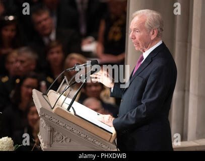 Washington, États-Unis d'Amérique. 06Th Nov, 2018. L'ancien sénateur Joseph Lieberman (Démocrate indépendant du Connecticut) prend la parole à la cérémonie pour la fin le sénateur américain John S. McCain, III (républicain de l'Arizona) à la cathédrale nationale de Washington à Washington, DC le Samedi, Septembre 1, 2018. Credit : Ron Sachs/CNP (restriction : NO New York ou le New Jersey Journaux ou journaux dans un rayon de 75 km de la ville de New York) | Conditions de crédit dans le monde entier : dpa/Alamy Live News Banque D'Images