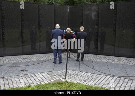 Washington, District de Columbia, Etats-Unis. Du 1er septembre 2018. WASHINGTON, D.C. - SEP 1, 2018 : Chef de Cabinet de la Maison Blanche John Kelly, à gauche, et le secrétaire à la Défense, James Mattis, droite, stand avec Cindy McCain, l'épouse de Sénateur John McCain, R-Arizona), après une cérémonie de dépôt de gerbes au Vietnam Veterans Memorial à Washington le Samedi, Septembre 1, 2018. Crédit : Ray Whitehouse/Piscine via CNP Crédit : Ray Whitehouse/CNP/ZUMA/Alamy Fil Live News Banque D'Images