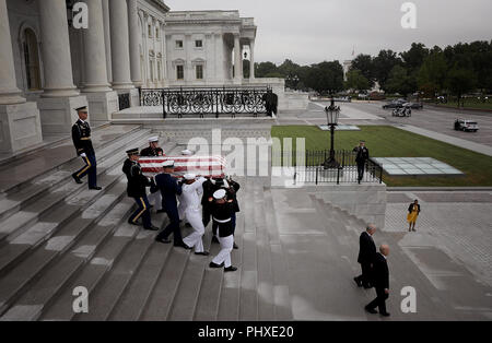 Washington, District de Columbia, Etats-Unis. Du 1er septembre 2018. WASHINGTON, DC - 01 SEPTEMBRE : Une équipe de la garde d'honneur militaire porte le cercueil de la fin-Sen. John McCain (R-AZ) à partir de la capitale américaine le 1 septembre 2018 à Washington, DC. Feu le sénateur est mort le 25 août à l'âge de 81 ans après une longue bataille contre le cancer du cerveau. Le sénateur McCain sera enterré à sa dernière demeure à l'académie navale des États-Unis le dimanche. Credit : Win McNamee/Piscine via CNP Crédit : Win Mcnamee/CNP/ZUMA/Alamy Fil Live News Banque D'Images