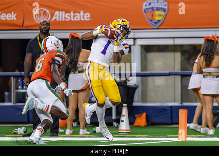 Arlington, Texas, USA. 09Th Nov, 2018. LSU Tigers wide receiver Ja'Marr Chase (1)les captures pendant une longue passe Advocare NCAA Football jeu classique entre l'Université de Miami les ouragans et le Louisiana State University Tigers à AT&T Stadium à Arlington, au Texas. Michael Dorn/CSM/Alamy Live News Banque D'Images