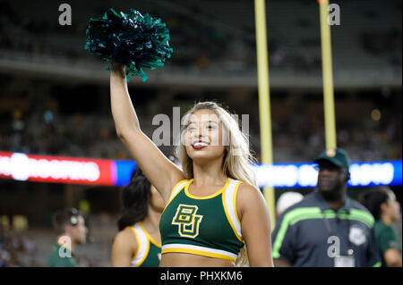 Waco, Texas, USA. Du 1er septembre 2018. Baylor Bears cheerleaders durant la 2e moitié de la NCAA Football match entre les Wildcats de Abilene Christian et au Baylor Bears à McLane Stadium à Waco, Texas. Matthew Lynch/CSM/Alamy Live News Banque D'Images