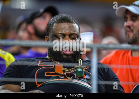 Arlington, Texas, USA. 09Th Nov, 2018. Miami Hurricane ventilateur prend une sieste, car son équipe luttes dans première moitié passer en cas de Advocare NCAA Football jeu classique entre l'Université de Miami les ouragans et le Louisiana State University Tigers à AT&T Stadium à Arlington, au Texas. Michael Dorn/CSM/Alamy Live News Banque D'Images