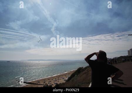 Bournemouth, Royaume-Uni. 2e Sept 2018. Breitling Jet Team la plus grande équipe de Jet civil effectuer le dernier jour de Bournemouth Air Show 2 septembre 2018. Avec des milliers d'assister à l'exposition, les plages de Bournemouth ont été emballés. Au cours des quatre jours du festival ont été une variété d'aéronefs ont été l'affichage dans le ciel et sur les rives. Credit : Haydn Wheeler/Alamy Live News Banque D'Images