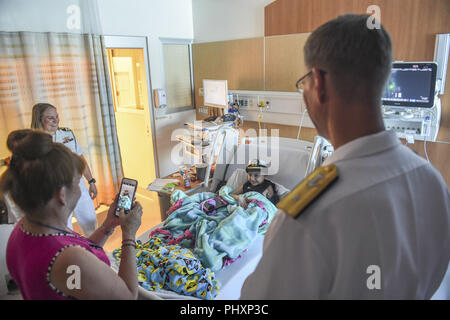 United States. Août 31, 2018. LOS ANGELES (16 août 2000 30, 2018) Arrière Adm. Yancy Lindsey, commandant de la région sud-ouest de la Marine et le lieutenant Emily Wilkin regarder prendre une photo d'un patient portant une combinaison femme couvrir lors d'une visite à l'Hôpital pour enfants de l'Orange County Los Angeles pendant la Semaine de la flotte (LAFW). LAFW est l'occasion pour le public américain pour satisfaire leur marine, Marine Corps et les équipes de la Garde côtière canadienne et l'expérience de la mer du Nord. Au cours de la semaine de la flotte, les militaires participent à divers événements de service communautaire, vitrine de l'équipement et les capacités de la communauté, et profiter de l'hos Banque D'Images