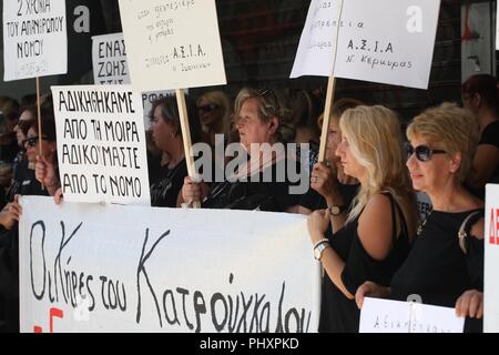 Athènes, Grèce. Sep, 2018 3. Agaimst veuves protester contre la décision du gouvernement de réduire leur widowhead les pensions. (Crédit Image : © VafeiadakisZUMA Aristidis Wire) Banque D'Images