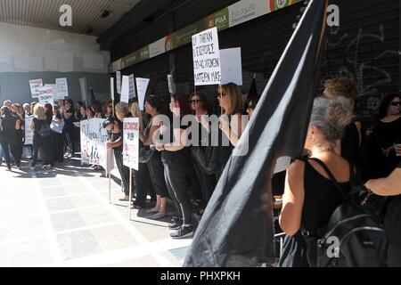 Athènes, Grèce. Sep, 2018 3. Agaimst veuves protester contre la décision du gouvernement de réduire leur widowhead les pensions. (Crédit Image : © VafeiadakisZUMA Aristidis Wire) Banque D'Images