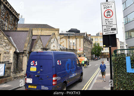 Old Street, London, UK. 3 septembre 2018. Les émissions ultra-faibles, rues véhicules essence et diesel sont interdits dans certaines rues près de Old Street entre 7-10h et 4-7pm lorsque seuls les véhicules électriques et hybrides sont admis. Crédit : Matthieu Chattle/Alamy Live News Banque D'Images