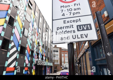 Old Street, London, UK. 3 septembre 2018. Les émissions ultra-faibles, rues véhicules essence et diesel sont interdits dans certaines rues près de Old Street entre 7-10h et 4-7pm lorsque seuls les véhicules électriques et hybrides sont admis. Crédit : Matthieu Chattle/Alamy Live News Banque D'Images