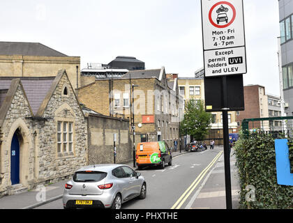 Old Street, London, UK. 3 septembre 2018. Les émissions ultra-faibles, rues véhicules essence et diesel sont interdits dans certaines rues près de Old Street entre 7-10h et 4-7pm lorsque seuls les véhicules électriques et hybrides sont admis. Crédit : Matthieu Chattle/Alamy Live News Banque D'Images