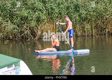 Tuckton, Bournemouth, Dorset, Royaume-Uni. 3 septembre 2018. Temps au Royaume-Uni : belle journée chaude et ensoleillée tandis que les visiteurs se promenent le long de la rivière Stour à Tuckton. Jeunes couples paddleboard paddboard paddboard sur paddleboard - paddleboarder padders paddle boarder padders. Crédit : Carolyn Jenkins/Alay Live News Banque D'Images