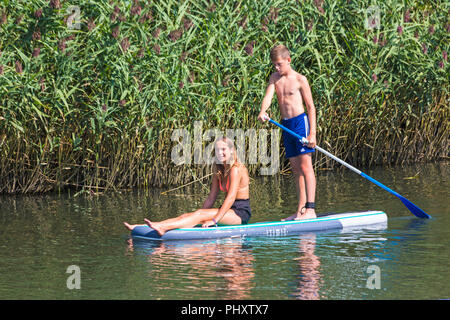 Tuckton, Bournemouth, Dorset, Royaume-Uni. 3 septembre 2018. Temps au Royaume-Uni : belle journée chaude et ensoleillée tandis que les visiteurs se promenent le long de la rivière Stour à Tuckton. Jeunes couples paddleboard paddboard paddboard sur paddleboard - paddleboarder padders paddle boarder padders. Crédit : Carolyn Jenkins/Alay Live News Banque D'Images