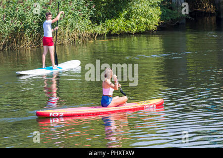 Tuckton, Bournemouth, Dorset, Royaume-Uni. 3 septembre 2018. Temps au Royaume-Uni : belle journée chaude et ensoleillée tandis que les visiteurs se promenent le long de la rivière Stour à Tuckton. Jeunes couples paddleboard paddboard paddboard sur paddleboard - paddleboarder padders paddle boarder padders. Crédit : Carolyn Jenkins/Alay Live News Banque D'Images