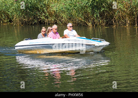 Tuckton, Bournemouth, Dorset, UK. 3ème Sep 2018. Météo France : belle chaude journée ensoleillée comme visiteurs serpentent le long de la rivière Stour à Tuckton bénéficiant d'une promenade en bateau. Credit : Carolyn Jenkins/Alamy Live News Banque D'Images