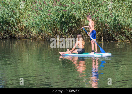 Tuckton, Bournemouth, Dorset, Royaume-Uni. 3 septembre 2018. Temps au Royaume-Uni : belle journée chaude et ensoleillée tandis que les visiteurs se promenent le long de la rivière Stour à Tuckton. Jeunes couples paddleboard paddboard paddboard sur paddleboard - paddleboarder padders paddle boarder padders. Crédit : Carolyn Jenkins/Alay Live News Banque D'Images