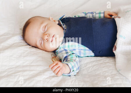 Portrait Of A Cute Adorable Bebe Garcon Fille Nouveau Ne De Race Blanche Reve De Couchage Avec Tetine Sucette Dans La Bouche Portant Shirt Onesie Lying On Bed Photo Stock Alamy