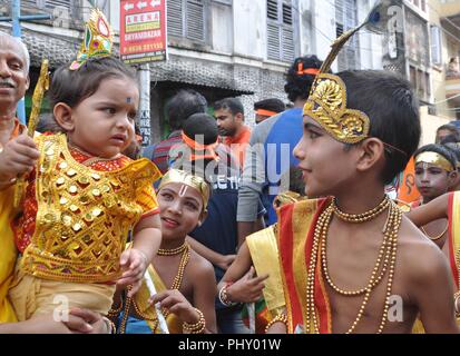 Kolkata, Inde. 09Th Nov, 2018. Les enfants indiens habillés comme le dieu hindou Krishna Seigneur de participer à un rassemblement à l'occasion du Seigneur Krishna Janmashtami festival. Credit : Saikat Paul/Pacific Press/Alamy Live News Banque D'Images